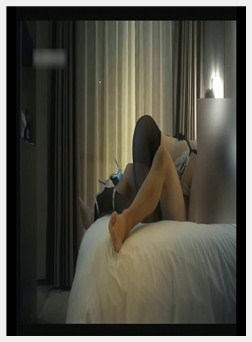 接到小树林脱裤子野战后又回家背着男友拿情趣服和我开房!-喂！基娜