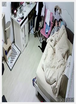 家庭摄像头偷拍胸大貌美的气质美女不穿衣服在家中来回走挑逗男友-喂！基娜