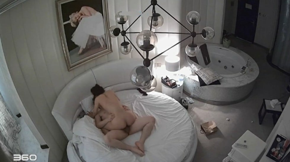 豪华套房偷拍叫声一流模特级别身材美女约会四眼男水里搞一炮回床上继续干美女欲仙欲死尖叫欺负我救命受不了了!-喂！基娜