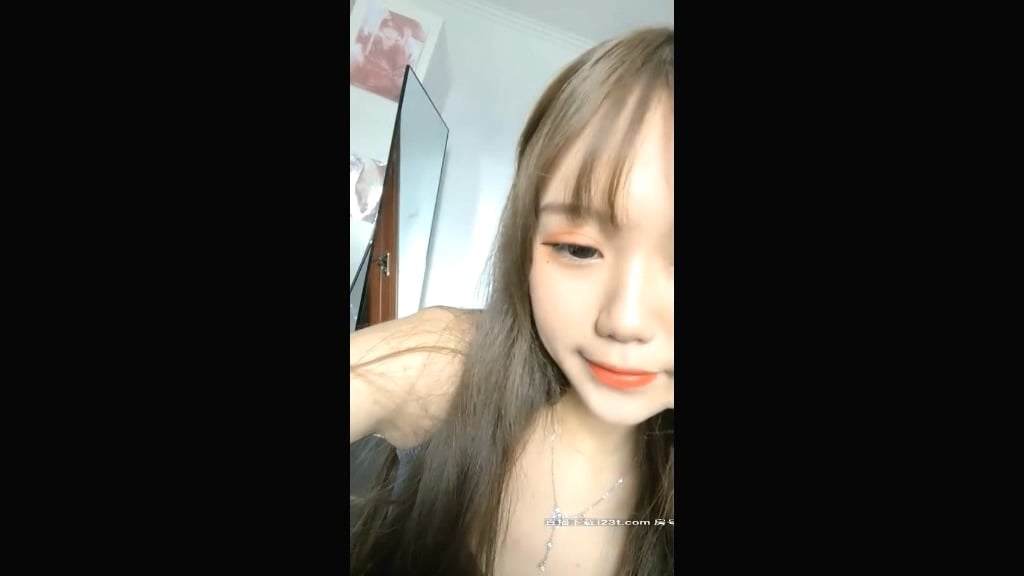 橙橙小蘿莉萌妹道具自慰誘惑，脫掉內褲逼逼無毛道具跳蛋塞入，衛生間馬桶上自摸-喂！基娜