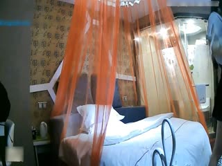 身材高挑性感可以看见打底裤的大长腿短裙美女背着男友和情人酒店偷情啪啪,逼逼长得不错毛毛又很又旺盛!-喂！基娜