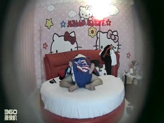 哈喽KT情趣房女友貌似很饥渴还没有脱好就把他按倒鸡巴吃得很有味-喂！基娜