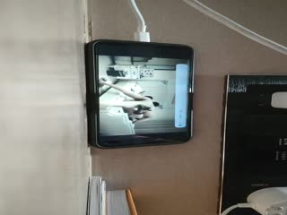 单男约操小夫妻3P，过来先吃点东西再开操，透视装双屌一起舔，前后夹击爆操-喂！基娜