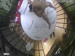 这是啥主题情趣酒店水滴摄像头TP一对年轻情侣在笼子里啪啪个人感觉很不吉利-喂！基娜